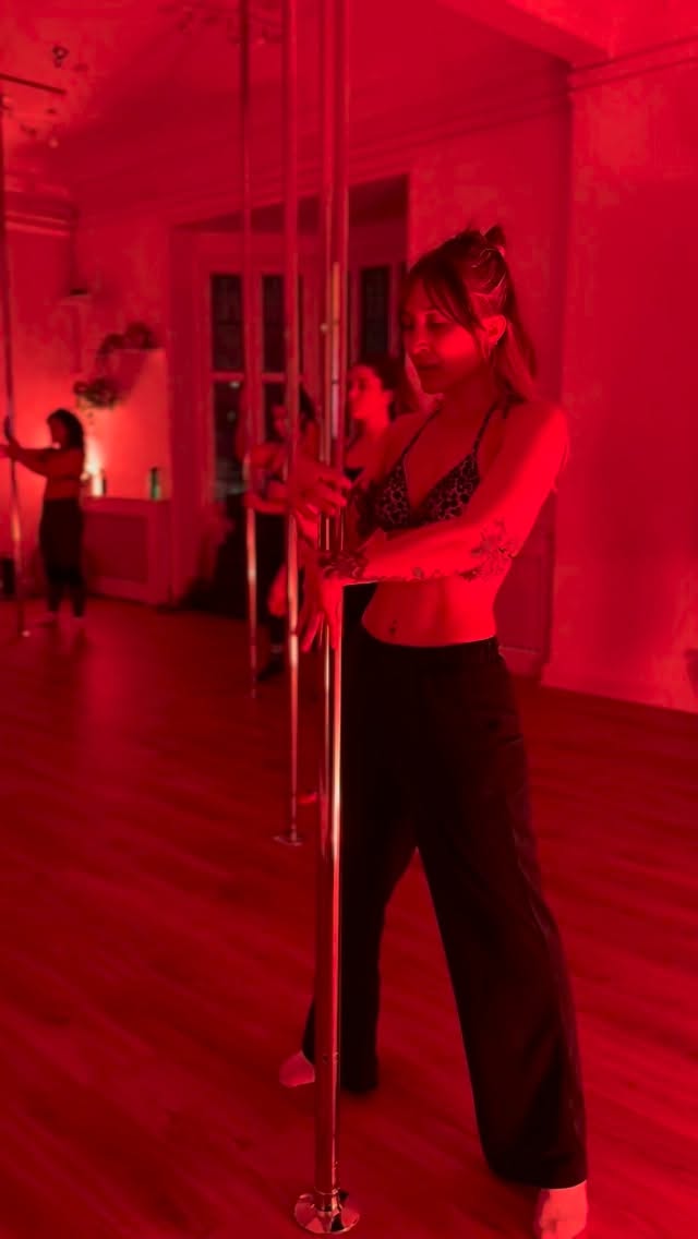 Everyone looking incredible in choreo class as always 👌😍
Join us every week for a brand new routine
Tuesdays 7-8 pm
Suitable for all levels, head to our bio to book.
#thepolelab #polelab #polechoreo #poleflow #pdflow