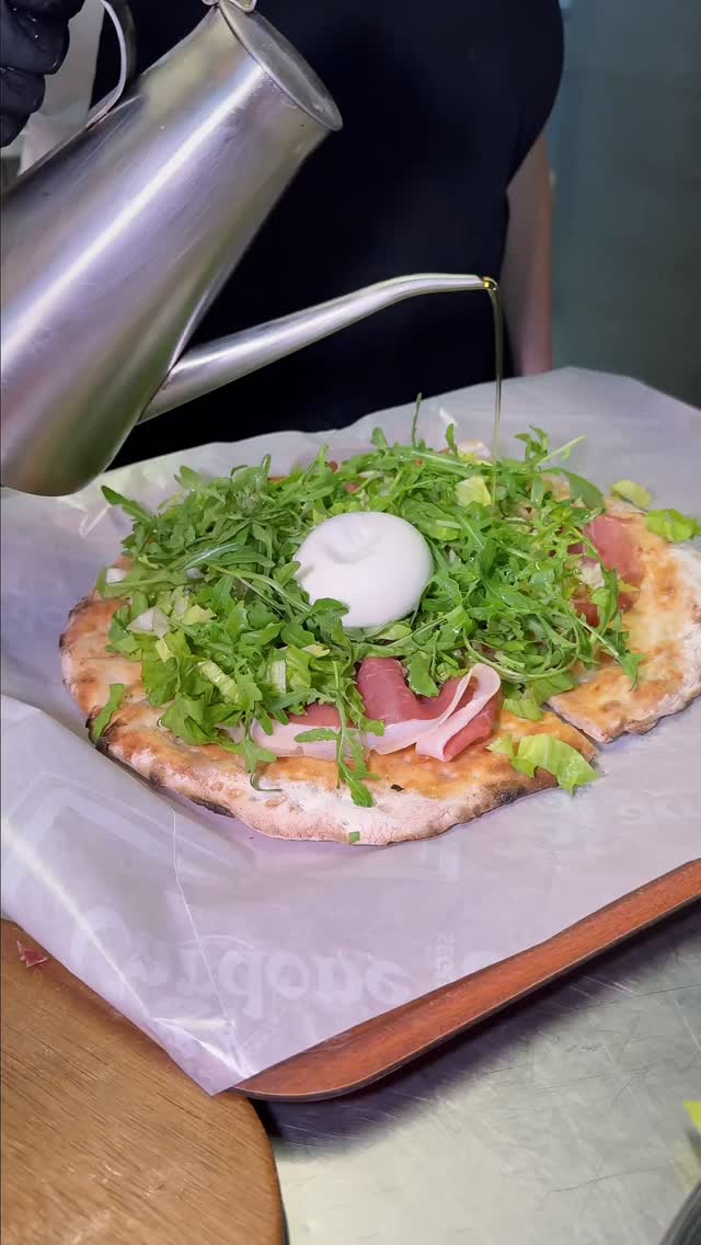 🥖✨ È tornata una delle vostre preferite! 😍
La nostra focaccia con prosciutto crudo, insalata fresca e burratina pugliese è di nuovo disponibile 🔥
Fresca, leggera e super golosa… perfetta per l’estate! ☀️
👉 Vieni a provarla da Pizzeria da Cardone, a Vico Equense
#Focaccia #BurratinaPugliese #ProsciuttoCrudo #ÈTornata #PizzeriaDaCardone VicoEquense CastellammareDiStabia Sorrento FoodLovers