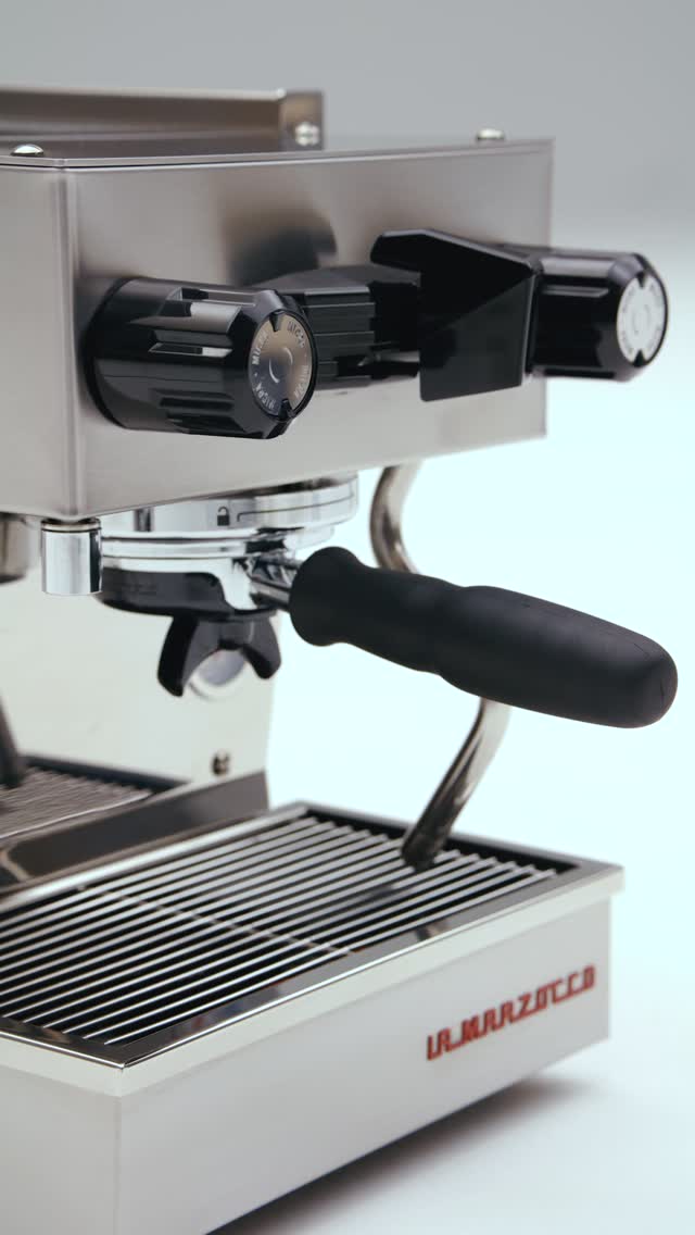 Brushed steel.
A return to material, drawn from the original Linea Classic. The surface is both functional and beautiful.
Available on the Lina Mini and Linea Micra.
Arriving late summer.