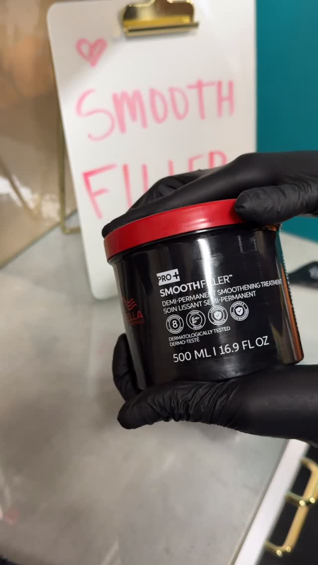 ❤️SmoothFiller❤️
Summer is coming yall and if you don’t want frizz I have a solution! SMOOTHFILLER by @wellahairusa @wellaeducation
✨3 months no frizz 😏
✨8 ingredients 😱
✨ No fumes 💨
✨Demi permanent smoothing treatment 🤓
✨ Vegan 🌱
As a stylist and studio owner I love having SMOOTHFILLER as an option for my clients 🥰
Want to know why? Ask me in the comments below ❤️❤️👇🏽👇🏽👇🏽👇🏽
#wellapassioninstausa #smoothfiller #wellaartist #kiquestudios #nofrizzhair