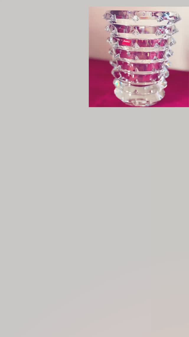 Comme une envie de fleurs , un joli vase baccarat .
A l’approche de la fête des mères une belle idée cadeau en plus du bouquet …
Le petit geste en plus .
#baccarat #cristal #idéecadeaux #fetesdesmeres