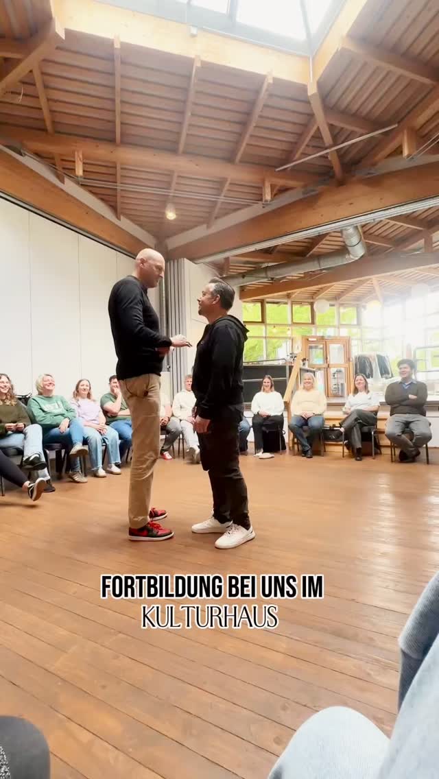 Am Dienstag war bei uns im Kulturhaus wieder richtig was los! 🥳
David Eckert @david_hikseminare war wieder bei uns und hat super viel praktischen Input mitgebracht.
Unser Team und auch unsere Gäste haben wieder wahnsinnig viel mitgenommen! 🫱🏼🫲🏽
Wenn du bei der nächsten In-house Fortbildung in unserem Kulturhaus dabei sein möchtest, vergiss nicht uns zu folgen und regelmäßig unsere Stories zu checken! ☝🏼😌
Dort findest du alle Infos zu anstehenden Terminen und kannst dich ganz einfach per Mail anmelden 🥳
#kinderundjugendhilfe #rueckenwindburlage #pädagogik #Fortbildung