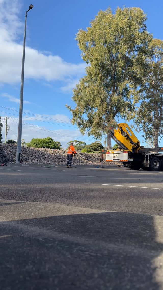 The lads taking down two redundant light posts. #cranetrucks #reachcranetrucks #cranetrucksydney #effer @pmelectric.pty.ltd @simon_national_carriers