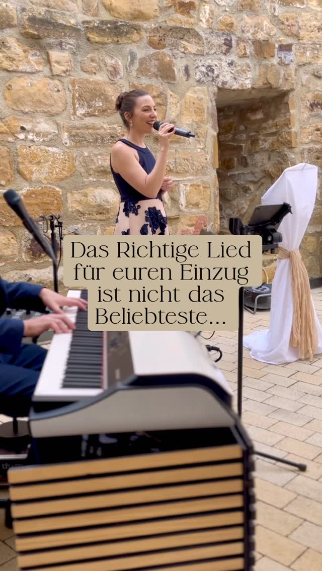 Viele Brautpaare orientieren sich erstmal an Trends, Spotify-Playlists oder Songs, die sie gerade oft hören. Und natürlich darf euch Musik auch einfach gefallen – das ist sogar die Grundlage.
Trotzdem lohnt es sich, genauer hinzuschauen:
Wann genau im Ablauf soll der Moment wirken?
Soll es emotional getragen sein, leicht beginnen oder direkt Gänsehaut erzeugen?
Und vor allem: Was passt zu euch als Paar und zu eurer Atmosphäre?
Ich begleite meine Brautpaare genau dabei und berate gerne, welche Songs zu welchem Zeitpunkt der Trauung wirklich gut funktionieren – ganz individuell, ohne Schablone.
Denn am Ende ist es euer Moment. Und der darf sich auch genauso anfühlen.
#Hochzeitssängerin #TrauungMusik #Hochzeitsmusik