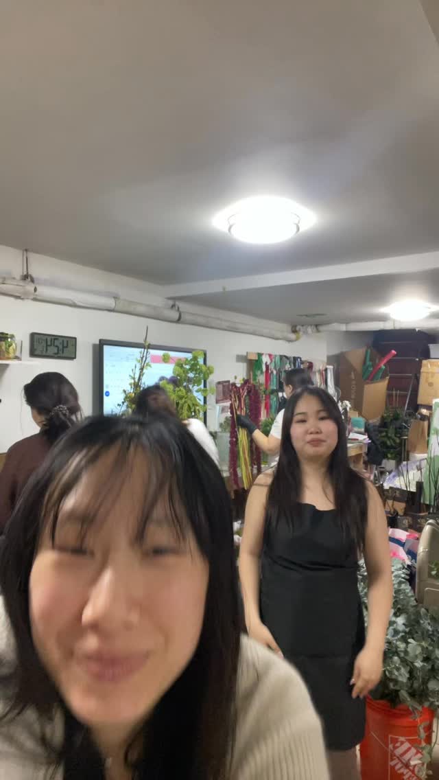 working extremely hard as you can see
#luxluf #luxlufevents #flowers #nycevents #nycflorist