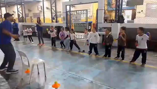 Encerramos a semana com muita alegria e diversão na aula de Educação Física — Corpo Brincante com o Professor Wellington! ✨⚽💙 Nossas crianças deram um show de energia, movimento e sorrisos no Educandário Santista! Até a próxima semana! 🎉📚 #educandariosantista #corpobrincante