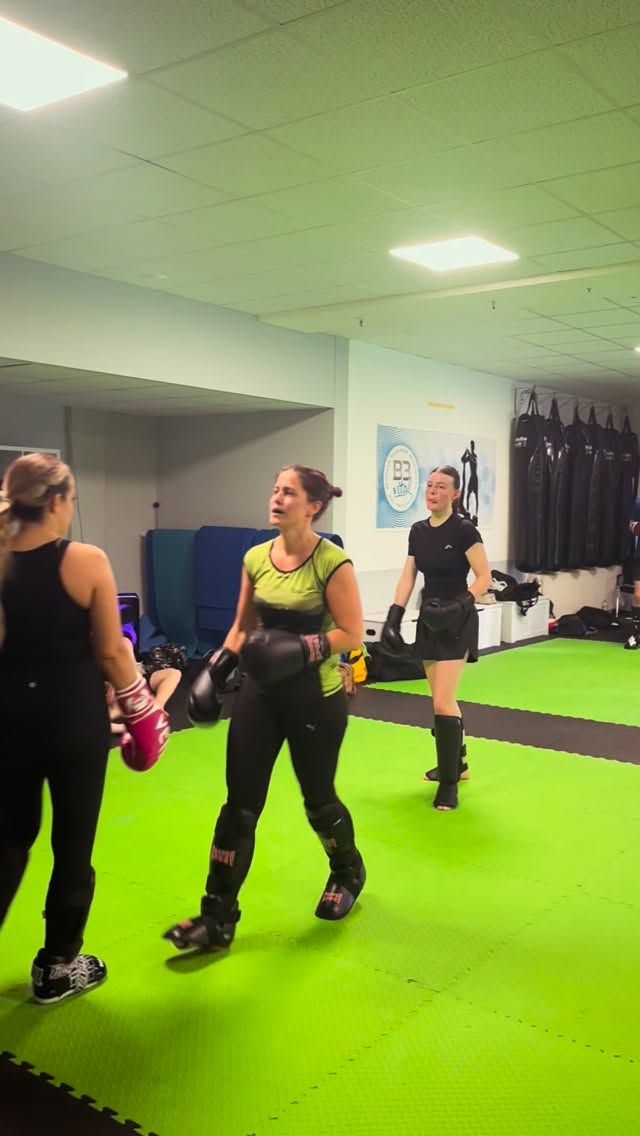 Freitagstraining bei #fikaze 🥊 🤩
Gestern gab’s bei uns Kombis und Sparring für Anfänger und Fortgeschrittene.
#kickboxing #wakokickboxing #training #fighters