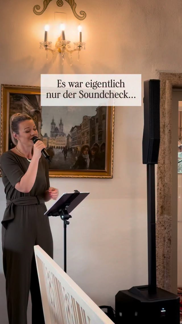 Das nenn‘ ich mal Vorschusslorbeeren 🥰
Mein Plan: Unauffälliger Soundcheck.
Die Realität: Braut mit Tränen in den Augen auf der Empore 🤍
Liebe diesen Song von @jonathanzelter 🥰
#hochzeitssängerin #einteilvonmeinemherzen #hochzeitsmusik #trauung #hochzeitssänger