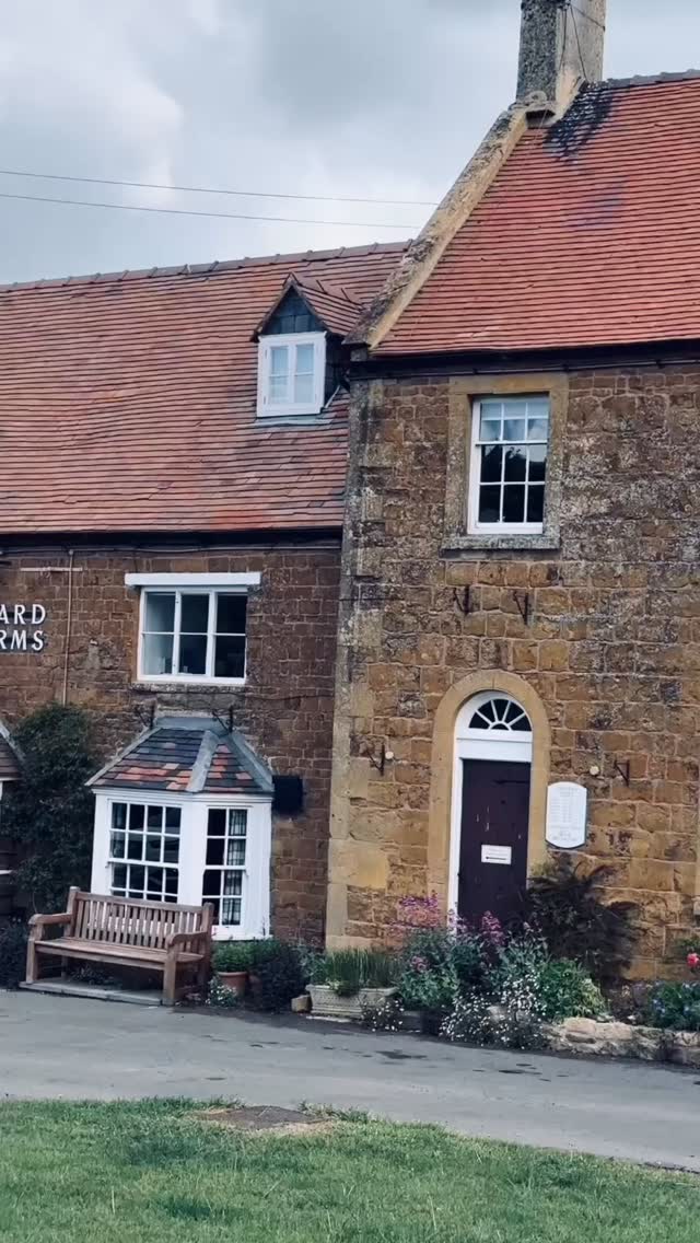 A surprise drop-in on the bar team for a morning coffee and a promo video! ☕🎶
I’m playing live @thehowardarms on Friday 22nd May bank holiday weekend — now at the earlier time of 7pm (not 7:30 as Katie says 😄).
Book tables on 📞 01608 682226 or just come along for drinks at the bar. Outside too if we get a warm evening 🌅
#bankholiday #livemusic #supportyoirlocal