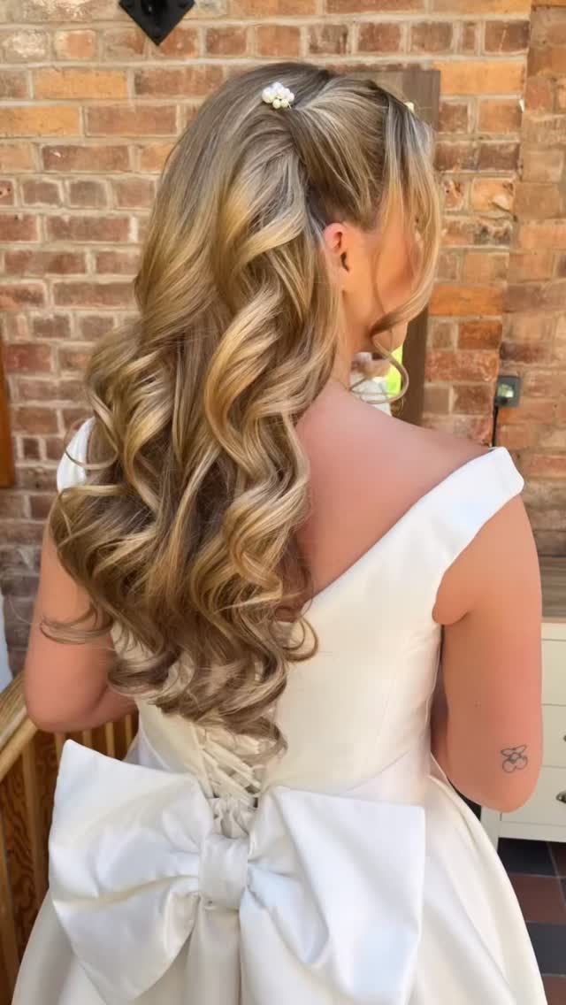 Emily’s trendsetter bridal look.
How gorgeous is her bouncy voluminous down style with sides secured back and full face framing pieces. This is such a great way to enjoy a very much hair down look but it feeling somewhat secured knowing it’s going to look neat all day.
We made Emily’s hair even more luxurious with 18 inch clip in hair extensions by @cliphairlimited
Hair extensions add fullness, shine and longevity to your curls adding the wow factor vibes to your wedding look.
#cliphairweddingawards26 #leicestershireweddings #weddinghairleicestershire #bridehairleicester #leicesterweddinghairstylist