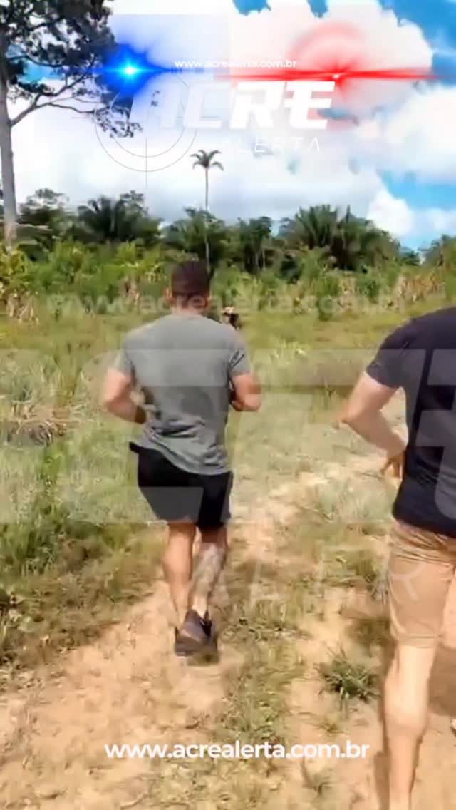 A Polícia Civil do Acre, por meio da DHPP, prendeu neste sábado (16) o foragido da Justiça Alexandre Barroso Chaves, de 33 anos, no Ramal da Lebre, região do bairro Calafate, em Rio Branco.
Segundo a polícia, ele possui condenação de 26 anos e 2 meses de prisão pelos crimes de homicídio, roubo e furto. O mandado foi expedido pela Vara de Execuções Penais da capital.
A prisão ocorreu após investigação da especializada com apoio da DEIC e do Núcleo Especializado em Capturas (NECAP).
📍 Rio Branco - Acre
🌐 Leia a matéria completa:
acrealerta.com.br
#AcreAlerta #PoliciaCivil #DHPP #DEIC #NECAP Foragido Prisao RioBranco Acre Noticias