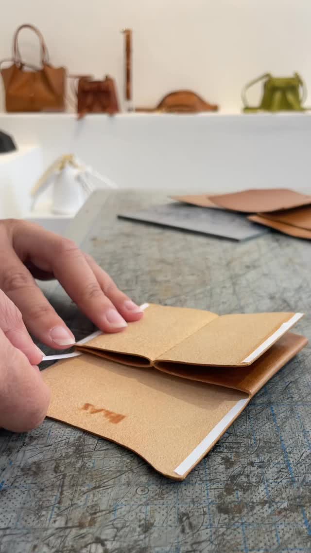 Wie entsteht in unserer Manufaktur ein Lederportemonnaie? Jedes Stück ist reine Handarbeit, präzise zugeschnitten und sorgfältig genäht. Echtes Handwerk, das man fühlen kann.
Welche Farbe wäre dein Favorit? Teile gerne deinen Wunsch, vielleicht können wir ihn umsetzen.
#manufaktur #echtleder #lederhandwerk