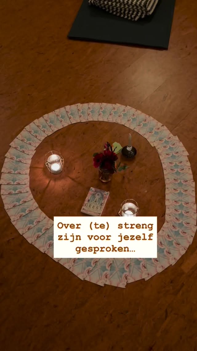 Ik ben vaak megastreng voor mezelf. Ik móet van alles - thuis, op werk, voor mijn bedrijf - en als er iets niet lukt kan ik nog boos worden ook. ‘Had ik maar..’
En dat terwijl ik middenin een persoonlijk diep proces zit ✨ En er zoveel is dat energie vraagt, zowel van mijn lijf als ook mentaal en emotioneel.
Ik mag daar echt in leren om liever en zachter voor mezelf te zijn.En ik weet dat dit voor veel meer mensen geldt. ♥️
Gelukkig heb ik iets supermoois in mijn toolboxje: ik kan telkens weer terugvallen op mijn adem. Door je adem bewust te observeren kom je altijd uit je hoofd, en in je lijf. Je adem laat altijd zien hoe het NU met je is. Vertragen en luisteren naar wat er in je leeft.. en wat je nodig hebt.. kan best een uitdaging zijn 🤗
In dit thema, Vertragen en Zelfliefde, begeleid ik volgende week weer een Ademcirkel. Met Hoofdletters ja 🤍
Er zijn nog een paar plekjes! Kom je een avond ademen, en verbinden met jezelf en een klein groepje anderen?
Ik zie je heel graag daar. Reserveer jouw matje via de link in mijn bio 🌱
#ademcirkeldriebergen #ademcirkelzeist #verbondenadem #bewustademen