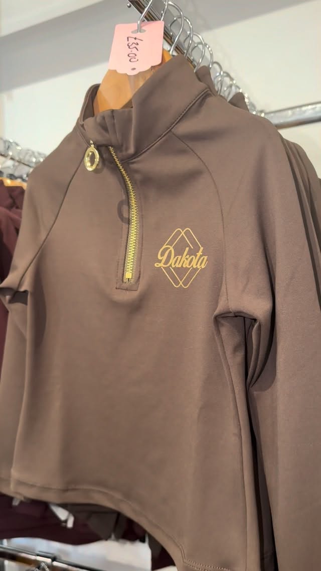 New in Dakota Children’s 🤎✨
Our best-selling colours are now available in children’s sizes from 1-2 years all the way up to 15-16 years!
🤎 Burgundy Long Sleeve Base Layer — £35
🤎 Burgundy Full Seat Pocket Leggings — £40
✨ Brown & Gold Long Sleeve Base Layer — £35
✨ Brown & Gold Full Seat Pocket Leggings — £40
The perfect match for your young rider 🐴
#equestrianstyle #equestrainlife