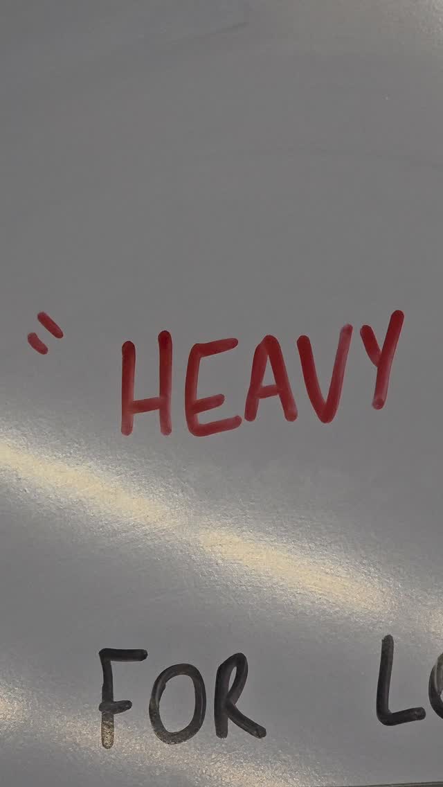 C'est quoi vraiment un Heavy Day en CrossFit ? 🏋️
Le Heavy Day, c'est une séance dédiée au travail de force. Pas de chrono, pas de haute intensité. On choisit un mouvement et on progresse sur la charge au fil des séries.
Pourquoi c'est fondamental ? 🔑
La méthodologie CrossFit identifie dix compétences de la condition physique. La force en fait partie. Mais surtout, elle en conditionne d'autres : la puissance, c'est de la force appliquée vite. L'endurance musculaire, c'est de la force maintenue dans le temps. Sans base de force, ces qualités ont un plafond très bas. 📉
Ce que le Heavy Day développe concrètement 💡
💪 La coordination neuromusculaire : ton cerveau apprend à recruter plus de fibres musculaires
🎯 La technique sous charge réelle : c'est différent d'un mouvement léger
🧠 La confiance avec la barre : indispensable pour progresser en WOD
Le problème qu'on voit trop souvent : ⚠️
Des box qui programment uniquement des WODs, sans jamais vraiment travailler les charges lourdes.
Résultat : les athlètes stagnent, les charges en WOD n'évoluent pas, et le risque de blessure augmente parce que les patterns moteurs ne sont jamais vraiment consolidés sous charge. 😬
Un bon programme CrossFit, doit inclure des entraînements avec UNIQUEMENT de la force. ✅
Le Heavy Day, c'est l'investissement que tu fais aujourd'hui pour que ton WOD de demain soit meilleur. 📈