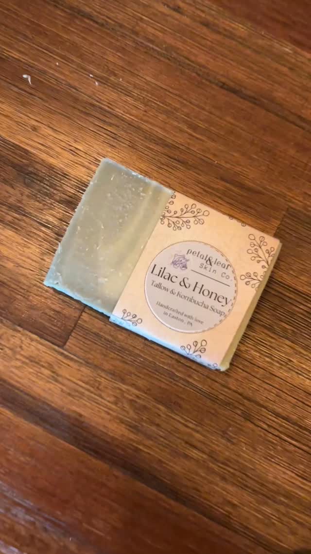 One lucky customer will scoop up the 3/$15 soap bundle this weekend! 2 of the soap are new releases so it’s the first time they’ve been available to buy at the market 👀
Sometimes when I cut the soaps I have one left at the end that’s a little smaller than I like. I don’t normally sell them but thought: why not offer them on a discount?
FOUR new soaps are hitting the market this weekend: lemon mint; lavender woods; jasmine sanral & blissful harmony. Lilac & honey bars are getting a restock and I also have a new liquid soap scent and a restock of the lavender, rosemary, cedarwood.
Can’t wait to see everyone tomorrow at @eastonfarmersmarket