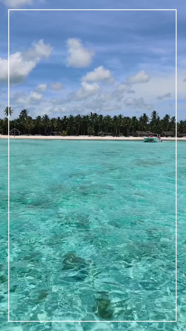 A SPIN Viagens te leva para conhecer um dos cenários mais famosos da República Dominicana: a incrível Ilha Saona.
Com águas cristalinas em tons azul-turquesa, areia branca e coqueiros espalhados pela praia, o destino parece exatamente aquelas paisagens de filme que fazem qualquer viagem virar memória inesquecível. 🌊☀️
E existe uma curiosidade que deixa tudo ainda mais especial: a região da Ilha Saona e arredores do Caribe dominicano ficaram mundialmente conhecidos por servirem de cenário para gravações de filmes da franquia Piratas do Caribe. 🏴☠️✨
O passeio para a ilha normalmente inclui:
🚤 Travessia de lancha ou catamarã pelo Caribe
🏝️ Paradas em piscinas naturais com águas transparentes
🍹 Dia relaxando em praias praticamente paradisíacas
🎶 Clima leve, tropical e perfeito para aproveitar sem pressa
A região é uma das experiências mais procuradas por quem visita Punta Cana, justamente por unir natureza exuberante e aquele verdadeiro clima caribenho.
✨ Um destino ideal para casais, famílias ou para quem simplesmente quer viver alguns dias cercado por mar cristalino e paisagens impressionantes.
🌍 Com a SPIN Viagens, cada roteiro é pensado para transformar viagens em experiências realmente inesquecíveis.
.
Siga nossas dicas para uma viagem sem preocupações e para saber mais é só clicar no link da bio! 📲
.
.
.
#SPINViagens #Viagem #PlanejamentoDeViagem #Turismo #Destino