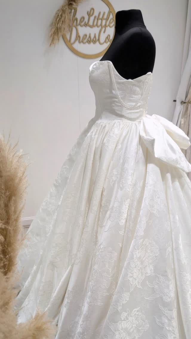 This incredible gown is serving timeless Gone With the Wind glamour. 🤍✨
From the sculpted corset bodice to the sweeping floral jacquard skirt, pearl-draped sleeves, and dramatic statement bow - every detail was made for a grand entrance.
Meet O’Hara… a name as unforgettable as the gown itself. 🌾