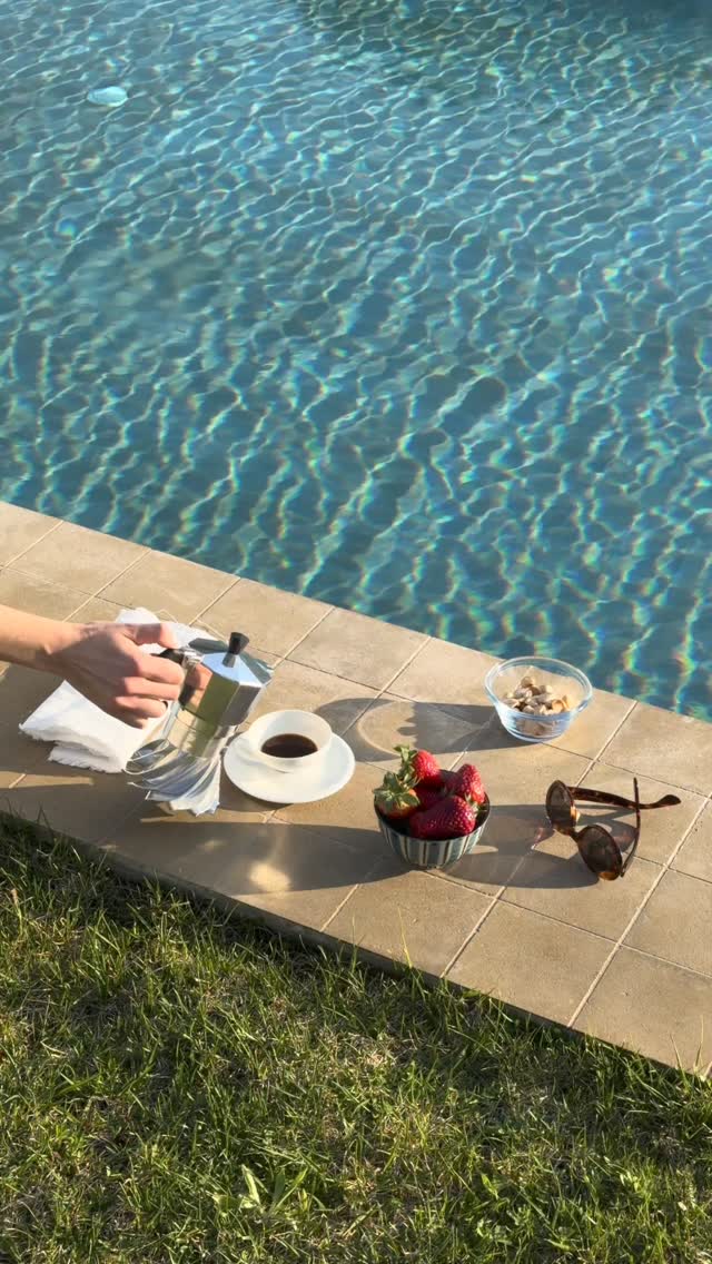Sun on your skin.
Fresh food on the table.
Friends nearby.
A quiet afternoon by the pool.
Take care of yourself this Sunday. ☀️
Production: @freemad
Creative Direction:
@freemad and
@__sara_________________
Photography: @__sara_________________
Location: @casacaroseno