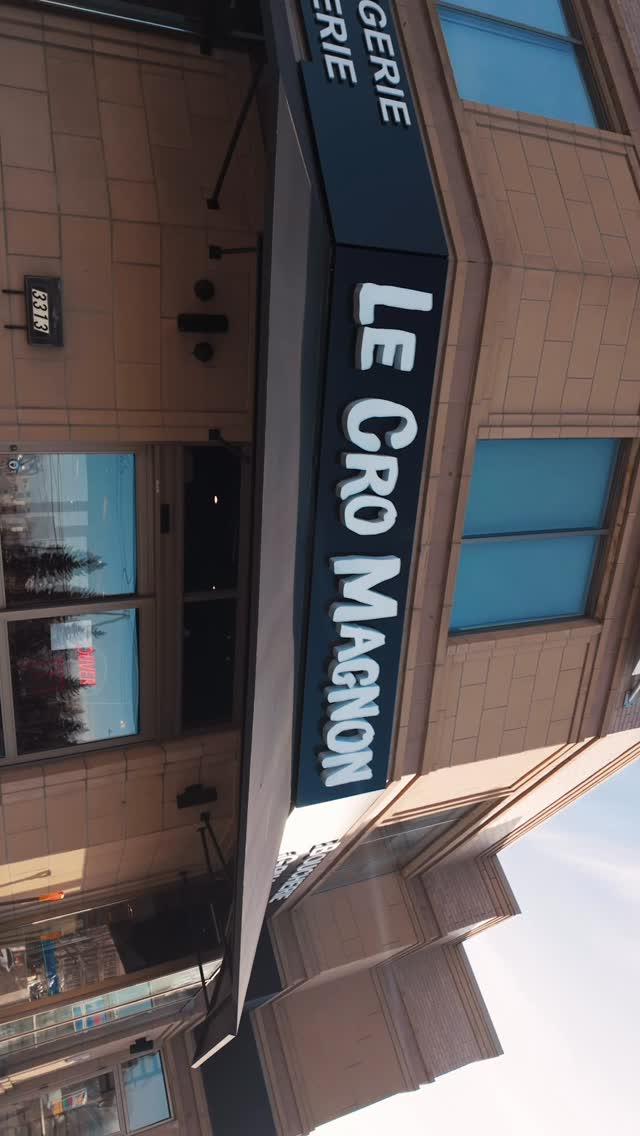 Le Cro Magnon / Le Cro Café / Boucherie @lecromagnon
3313 Blvd. de la Concorde E, Laval, QC H7E 2C3
Designed with soul by the Jabali Brothers.
A bold fusion of café culture, boucherie tradition, and modern architectural rhythm — where warm lighting, sculptural curves, rich textures, and immersive details create an experience beyond the ordinary.
From the glowing arches to the refined material palette, every corner was crafted to bring energy, comfort, and identity into one unforgettable destination.
🎨 Brought to life by @idcadesign_jabalibrothers_ — your Jabali Brothers dream team
🏛️ Interior design & concept by @idcadesign_jabalibrothers_
🪄 Custom lighting, feature details & finishes tailored to perfection construction: @renovationraco
📸 Photography by @auravisionproduction
🌐 www.idca.design
#LeCroMagnon #LeCroCafe #Boucherie #JabaliBrothers #IDCADesign CafeDesign RestaurantDesign HospitalityDesign ModernCafe InteriorDesign LavalDesign MontrealDesign ArchitecturalDesign DesignWithSoul LuxuryInteriors