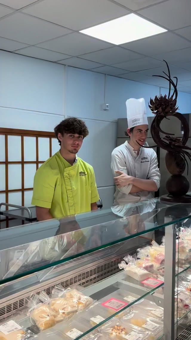 🍓🫐 Retrouvez en boutique la délicieuse Pavlova aux fruits rouges préparée par nos élèves de l’école hôtelière de Nice