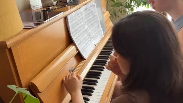 :) öğrencim Murat ile parmak numaralarını yerleştiriyoruz. Parmak numaralarının kendi içerisinde var olan kombinasyonu, akıcı çalmaya katkı sağlar. Pasajın nereden gelip nereye gittiği ile; doğru numaralar, performansçının kendi el-kol fiziki yapısına göre değişkenlik gösterir. Temel doğrularla birlikte deneyerek en iyisini bulmak gerekir. #monopianostudio #pianolessons #şişli #pianostudent #practicepiano