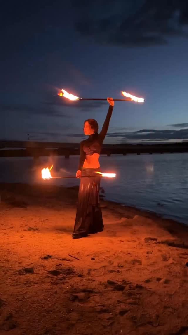 La fotografía no siempre consiste en capturar la realidad… a veces consiste en crearla.
En este ejercicio de lightpainting con fuego, transformamos la noche en un lienzo y el movimiento en luz.
Cada trazo, cada chispa y cada giro dejan una huella única imposible de repetir. Una mezcla de técnica, improvisación y adrenalina donde el tiempo de exposición convierte el fuego en dibujo.
Porque la fotografía también puede ser acción, experiencia y espectáculo visual.
Gracias a @jgtricks y @millaversum
#tipsdefotografia #clasesdefotografia #fotoscreativas #tutorialfotografia #lightpaintingphotography