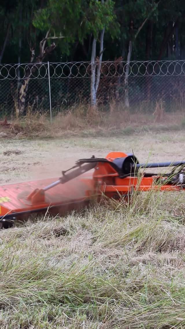 Shaktiman Arm Flail Mower ā Built for slopes, roadsides and hard-to-reach places. šæš
Tackle sloppy grounds, river banks, road verges and forest edges with confidence.
The hydraulic arm gives you 150° of manoeuvrability, and a working range from 90° to -60°, so you can mulch shrubs, branches and grass precisely ā inline or fully offset. Robust flails speed drying and decomposition, cut labour costs, and deliver a clean, even finish thanks to the contour-following roller system.
š¾Who itās for: municipalities, farmers, forest departments, contractors ā anyone needing efficient green and dry-waste management.
š¦¾Why youāll love it:
* Precise mulching on uneven and flat land
* Multi-utility: works as a normal flail mower or angled offset
* Saves time, cuts labour costs, handles extreme conditions
* Ideal for road verges, water canals, carriageways and forest areas