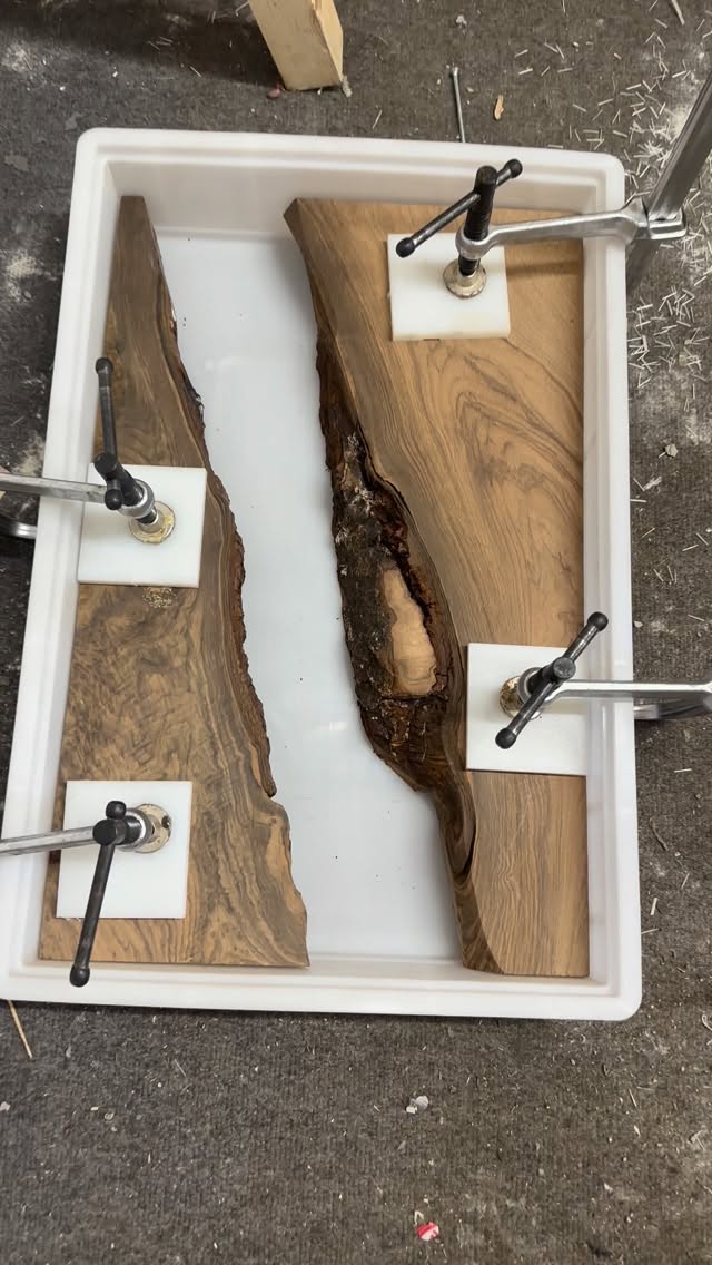 Sometimes small and simple can show off the best results 👌🏻
#rccfurniture #bespokefurniture #resintable #epoxy