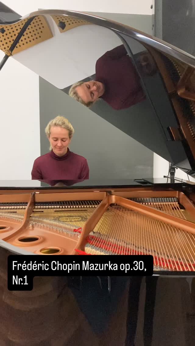 One of my favourite pieces by Chopin ✨
So simple, fragile and melancholic, yet at the same time what I feel is a deep sense of nostalgia connected to the Polish national dance, the mazurka.
Follow the link in my bio ☝️to listen to the full piece and the recording of the complete Op. 30.
#pianistsofinstagram #classicalpianist #chopin #mazurkas #chopinlove