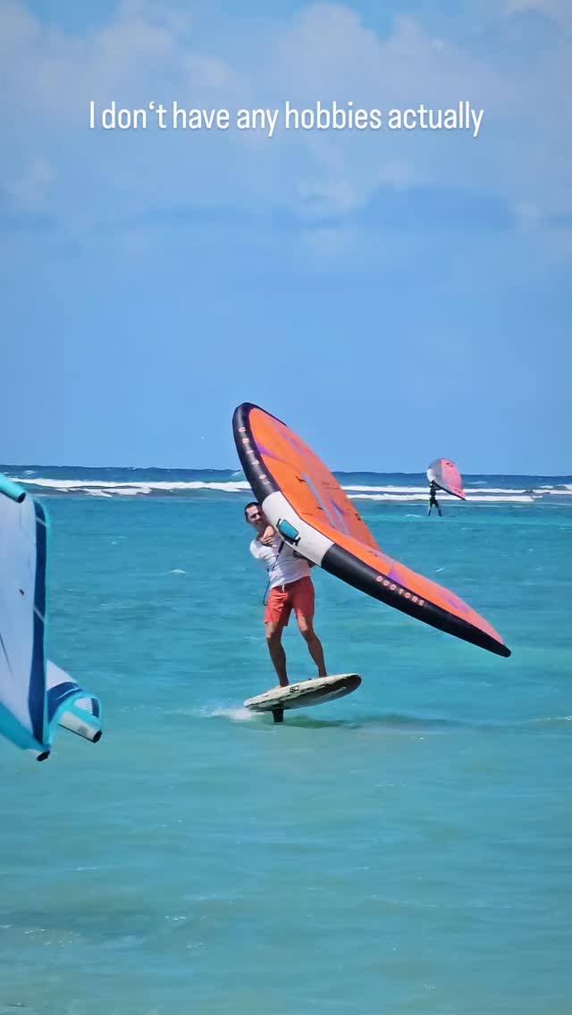 “I don’t have any hobbies… it consumes my entire life.” 🌊🤙
Quand ta passion devient ton quotidien.
Les journées commencent avec le vent, finissent au coucher du soleil… et entre les deux : du wingfoil, des sessions, des coachings, des tests matos, des fous rires et des kilomètres dans le lagon. 🏝️
Ce n’est plus un hobby.
C’est un mode de vie.
Et honnêtement… on ne changera ça pour rien au monde. ✨
#wingfoil #guadeloupe #wingfoilschoolguadeloupe #kawana