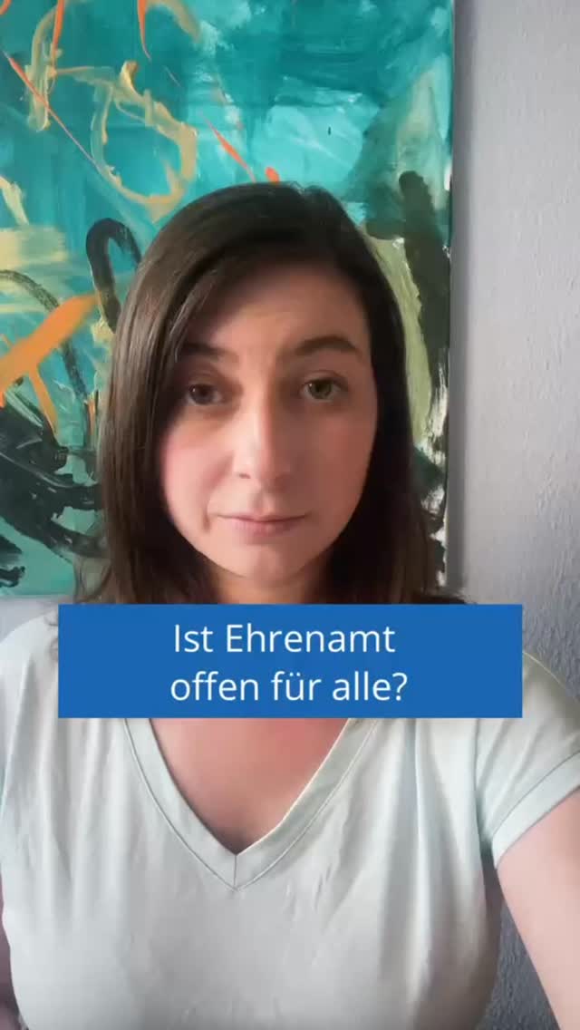 Teilhabe und Inklusion im Ehrenamt
Ehrenamt soll für alle offen sein. In der Praxis gibt es jedoch oft Hürden, die Menschen mit psychischen Erkrankungen oder Neurodivergenz ausschließen, ohne dass das bewusst passiert.
Unklare Aufgaben, starre Erwartungen oder fehlende Offenheit im Team können dazu führen, dass Menschen sich zurückziehen oder sich gar nicht erst engagieren. Nicht, weil das Interesse fehlt, sondern weil die Rahmenbedingungen nicht passen.
Damit Inklusion gelingt, braucht es Strukturen, die Zugang, Mitgestaltung und vor allem echte Entscheidungsmacht ermöglichen. Menschen mit Behinderung müssen selbstverständlich in Vorständen und anderen Entscheidungspositionen vertreten sein. Nur so entstehen Angebote und Prozesse, die wirklich inklusiv sind.
Diese Reel-Reihe zeigt, warum Inklusion im Engagement neu gedacht werden muss und wie sie gerechter gestaltet werden kann.
Inklusion im Engagement im Landkreis Miesbach ist ein Projekt der lagfa bayern e.V. und wird durch das Bayerische Staatsministerium für Familie, Arbeit und Soziales gefördert.
Beratung & Selbsthilfe: @selbsthilfe_bayern @systemsprenger_shg @eutb.oberbayern @anthojo.lounge.holzkirchen
#Inklusion #Engagement #Neurodivergenz #PsychischeGesundheit #Teilhabe Ehrenamt