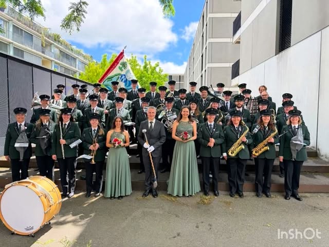 EMF 2026 in Biel 🎺
Donnerstagmorgen um 07:00 Uhr startete unsere Reise Richtung Biel im Car mit unserem Eichhof Toni. Etwas überrascht waren wir schon, wie frisch es draussen noch war. 🥶😄
Um 12:07 Uhr stand bereits die Parademusik mit unseren Tambouren aus Arth auf Strecke 2 an – bei leichtem Wind und Sonnenschein mit dem «Bundesrat Gnägi Marsch». Danach folgten Fototermin und um 18:00 Uhr unser Konzertvortrag im Calvinhaus.
Nach einem langen Tag hiess es um 20:00 Uhr endlich: Nachtessen 🍽️
Danach wurde gemeinsam gefeiert, und der Abend ausgeklungen. 😉
Am Freitag folgte der Abschluss in Biel, bevor wir nach Hause reisten.
Und wow: Was für ein grossartiger Empfang durch verschiedene Vereinsdelegationen, unsere Trychler, die Gemeinde, Freunde, und alles musikalisch umrahmt von Musikgesellschaft Arth! Wir DANKEN von ❤️en für diesen gebührenden Empfang.
Wir danken euch allen - auch unseren treuen Fans, die extra für uns nach Biel reisten - für die Unterstützung und die unvergesslichen Momente. Wir freuen uns schon jetzt auf unser Sommerprogramm ☀️🎶 @mg_arth @tambourenvereinarthgoldau
#EMF2026 #EidgenössischesMusikfest #Biel #Musikverbindet #Blasmusik