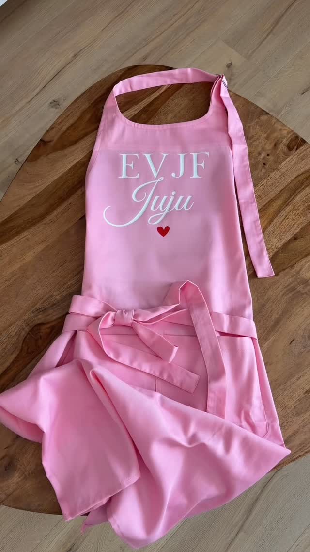 On pense souvent aux t-shirts pour un EVJF…
mais parfois,
ce sont les petits détails qui marquent le plus.
Un tablier personnalisé,
un prénom,
une phrase qui fait rire…
et tout de suite, l’ambiance change.
C’est simple.
Mais c’est souvent ce qu’on retient le plus.
_____
✨ Boutique d’Esmée
👚 Flocage t-shirts & objets personnalisés
🧢 Casquettes • mugs • sacs
👰 EVJF • EVG • événements
📍 Narbonne | 📦 France
#tablierdecuisine #evjf #teambride #cadeaupersonnalisé