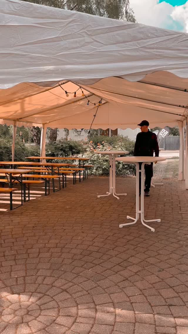 Wir sind bereit für das Sommerfest und freuen uns darauf, euch bei uns begrüßen zu dürfen! ☀️🍻
Für das leibliche Wohl ist bestens gesorgt - mit kühlen Getränken, leckerem Essen von @nursenosh und bester Stimmung.
Kommt vorbei und feiert mit uns einen schönen Tag! 🎶✨