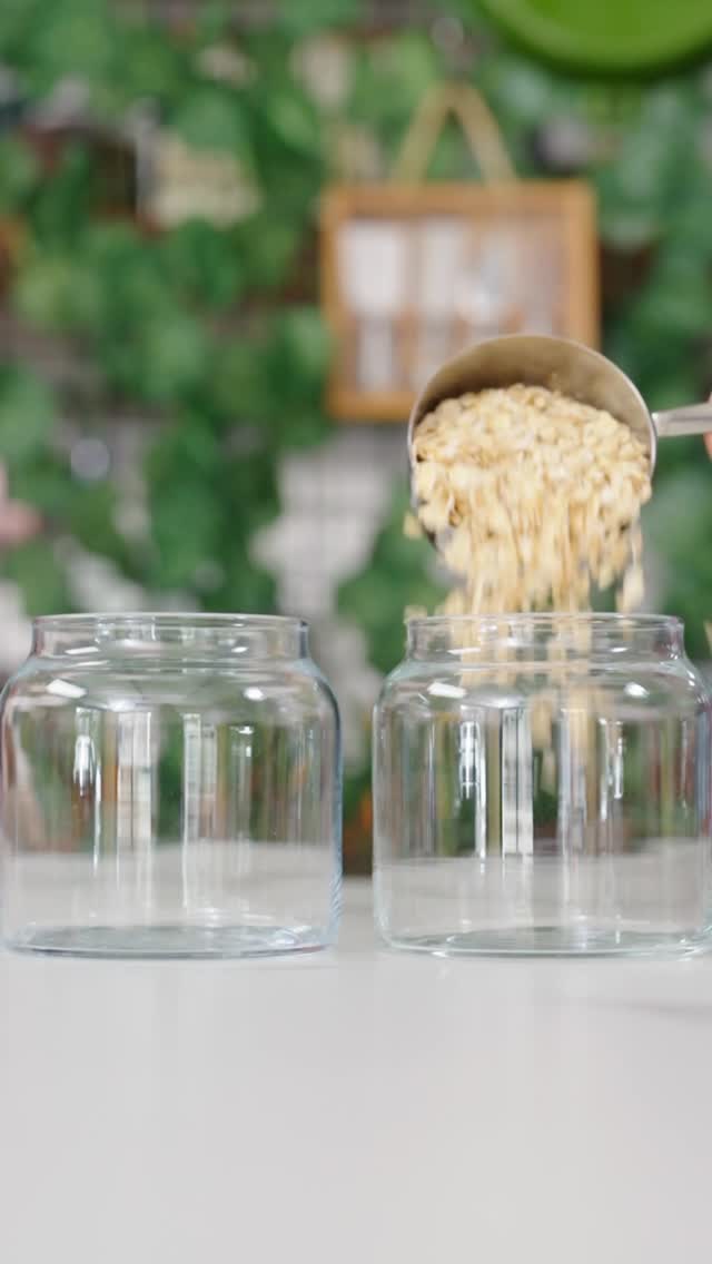 🥣Güne başlarken kahvaltı mı, yoksa gün ortasında tatlı gibi bir kaçamak mı?
Bu tarif ikisinin yerine de kullanılabilir.✨
Malzemeler
3 yemek kaşığı yulaf
1 yemek kaşığı chia tohumu
1/2 bardak süt
1 yemek kaşığı yoğurt
1 tatlı kaşığı bal
Muz / yeşil elma ya da dilediğin bir meyve
Üzeri için:
Biraz Granola
Yapılışı:
Tüm malzemeleri bir kavanozda karıştırın. Üzerine granola ekleyin.
Yulaf ve chia’nın sütü çekip kıvam alması için en az 2–3 saat buzdolabında dinlendirin.