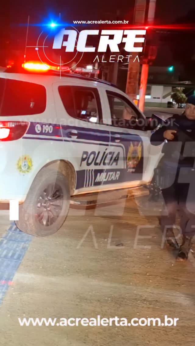 Uma mulher de 40 anos foi presa pela Força Tática 1 do 3º BPM na noite deste domingo, no bairro Wanderley Dantas, em Rio Branco, após denúncia anônima sobre venda de drogas em uma residência no conhecido “Beco da Duda”.
Durante a abordagem e buscas no imóvel, os policiais encontraram entorpecentes já prontos para comercialização, além de dinheiro fracionado.
📌 Material apreendido:
✅ 47 papelotes de substância semelhante à pasta base de cocaína (aprox. 42g)
✅ 43 papelotes de substância aparentando ser oxidado (aprox. 22g)
💰 R$ 422,40 em dinheiro trocado
A suspeita foi conduzida à DEFLA, junto com todo o material apreendido, para os procedimentos legais.
📲 matéria completa no site www.acrealerta.com.br
#RioBranco #Acre #PoliciaMilitar #ForçaTática #3BPM TráficoDeDrogas OcorrênciaPolicial SegurançaPública DEFLA AcreAlerta PMAC DenúnciaAnonima