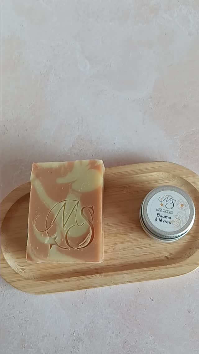 Ça y est, c'est le moment où je te dévoile les coffrets que j'ai imaginés pour ta maman.
🌸 coffret "Pause douceur"
Pour les mamans qui ont besoin de ralentir :
- un savon artisanal surgras "Le Duo" pour peau sensible
- un baume à lèvres réparateur
🌸 coffret "Rituel de l'Aube"
Pour un soin du visage complet :
- un savon artisanal purifiant "L'Aube"
- un sérum nourrissant pour le visage
Ces coffrets doux comme un "je t'aime" sont fabriqués à la main et sont disponibles sur la boutique en ligne (lien en bio).
Mais attention, il n'y en a qu'une vingtaine 😉
A toi de jouer !
#savonnerieartisanale #faitmain #artisanefrancaise