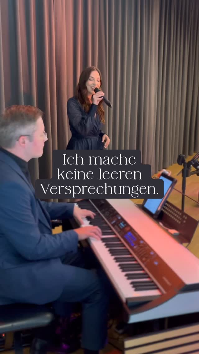 „Ich mache keine leeren Versprechungen.“
Nicht auf der Bühne — und auch nicht in der Vorbereitung auf eine Hochzeit. ✨
“I never made promises lightly …”
Diese Zeile aus Feel of Gold hat mich direkt abgeholt.
Denn natürlich wollen wir zusammen mit unseren Brautpaaren die Musik genau so gestalten, wie sie es sich vorstellen.
Und genau dafür nehmen wir uns im Vorfeld viel Zeit: für Gespräche, Wünsche, Ideen und manchmal auch Unsicherheiten.
Aber zu einer ehrlichen Begleitung gehört für mich auch, nicht einfach zu allem Ja zu sagen.
Manche Liedwünsche funktionieren live anders als gedacht.
Manche Songs passen emotional nicht zu dem Moment, für den sie geplant sind.
Und manchmal merkt man gemeinsam, dass eine andere Version oder ein anderes Lied einfach besser wirkt.
Mir ist wichtig, dabei ehrlich und beratend an der Seite unserer Paare zu stehen — nicht, ihnen irgendetwas zu versprechen, nur damit im ersten Moment alles perfekt klingt.
Am Ende entscheidet natürlich immer das Brautpaar.
Aber ich finde, genau dafür bucht man Profis:
für Erfahrung, Ehrlichkeit und das Gefühl, gemeinsam etwas zu schaffen, das wirklich zu euch passt. 🤍
#Hochzeitssängerin #LiveMusik #dj #traurede