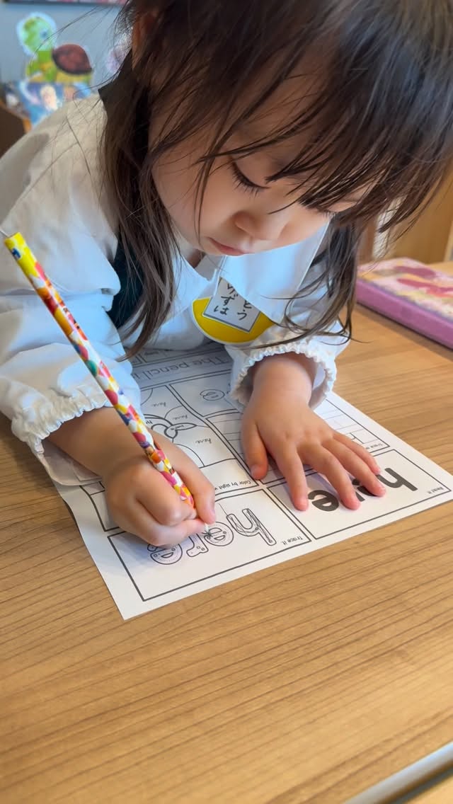 年長クラス✏️📚
「楽しい」だけで終わらない。
Stageでは、小学校に向けて
読む・書くの基礎もしっかり育てています。
小さい頃からの積み重ねが、
大きな自信につながります✨
🌟体験レッスン受付中!
お気軽にDMください😊
#日進市英会話 #子ども英語 #幼児英語