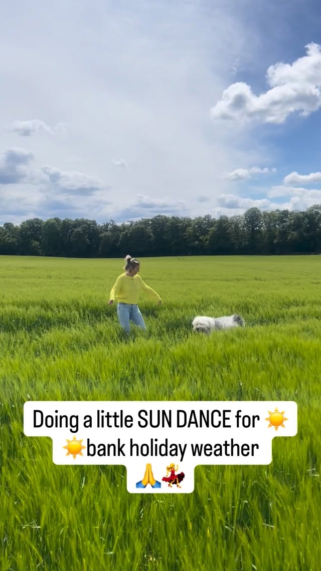 ☀️Jimi and I are doing our best sun dance to call in the good stuff and sunshine vibes ☀️🐾 in time for the bank holiday weekend 🙏✨
Sending warm, golden vibes your way🌻
“Sunshine is the best medicine.” — folk saying
#amersham #buckinghamshire #nature #oldenglishsheepdogsofinstagram #beaconsfield