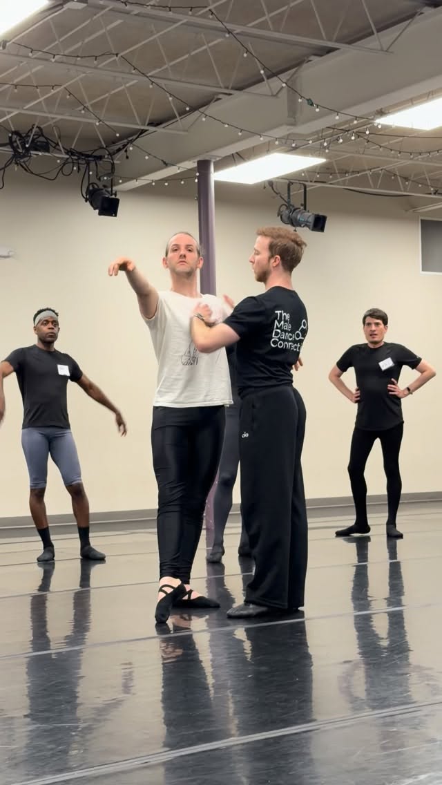 Breaking down saut de basques while working on the Swan Lake Pas De Trois “Benno” variation! 💪 Our adult intensive dancers are killing it ‼️
#themaledanceconnection #maledancer #balletdancer #adultdancer #sautdebasque