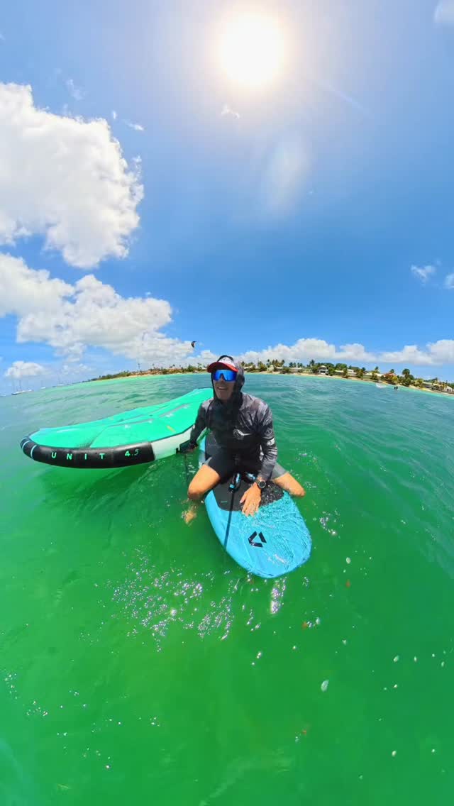 “Session coaching avec @zoevnoo aujourd’hui 🌊🔥
Objectif : débloquer les bases du saut en wingfoil.
Travail sur :
✔️ la prise de vitesse
✔️ le timing du pop
✔️ la position de la voile
✔️ les réceptions pour repartir proprement
Tout se joue dans les détails… et c’est exactement ce qui fait passer un cap. 👀
Trop cool de voir la progression au fil de la session, avec de plus en plus de contrôle et de confiance sur chaque tentative 🚀
Le genre de séance qu’on adore coacher 🤝
#wingfoil #wingfoilgirl #guadeloipe