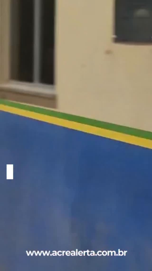Uma mulher de 22 anos foi presa na noite deste domingo (17) após ser flagrada transportando cerca de 11 quilos de skunk, durante uma abordagem do GEFRON na BR-317, em Senador Guiomard, no Acre.
Segundo as autoridades, a suspeita vinha do município de Brasileia quando o veículo foi parado durante fiscalização na base operacional do GEFRON. Durante a vistoria na bagagem, os agentes encontraram 11 “tijolos” da droga, conhecida como a “supermaconha” devido ao alto poder entorpecente.
Questionada, a mulher não informou para quem ou para onde levaria o material ilícito.
A ação faz parte da Operação Protetor das Fronteiras e da Operação Brasil Contra o Crime Organizado, que reforçam o combate ao tráfico na região de fronteira.
💰 Com a apreensão, o prejuízo estimado ao crime organizado ultrapassa R$ 110 mil.
A suspeita foi encaminhada à delegacia juntamente com toda a droga apreendida para os procedimentos legais.
📲 matéria completa no site www.acrealerta.com.br
#GEFRON #Acre #SenadorGuiomard #BR317 #Policia SegurancaPublica OperacaoProtetorDasFronteiras Drogas Skunk Supermaconha TráficoDeDrogas AcreAlerta RioBranco NoticiasDoAcre PoliciaNaFronteira