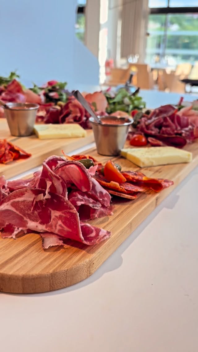 Notre planche de charcuterie, à partager… ou pas 😋À venir déguster tout au long de la journée, sept jours sur sept : lomo, jambon Serrano affiné, coppa des Pyrénées et chorizo.#restauranttoulouse #flourens #charcuterie #gourmand #produitloco