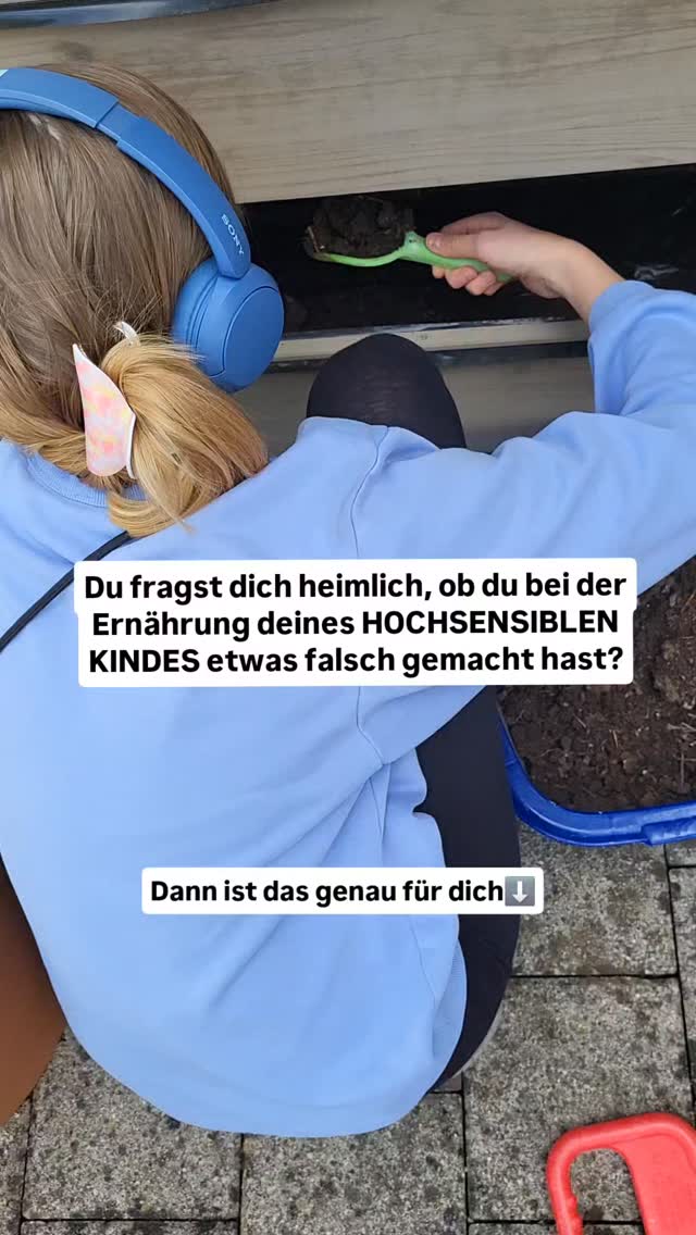 Du kochst extra, probierst diverse Gerichte aus, aber dein hochsensibles Kind ist es trotzdem nicht? Ich kenn das nur zu gut! Wahscheinlich ist bei deinem hochsensitives Kind der Geruchs- und Geschmackssinn stark ausgeprägt.
🚫 Auch wenn es sehr frustrierend ist, wenn dein sensibles Kind dein mit Mühe gekochtes Essen wieder verschmäht, verurteile dein Kind nicht. Es spürt Konsistenzen, Gewürze, Schärfe usw. anders oder stärker. Und setze es nicht unter Druck, das macht es nur schlimmer. Auch wenn es nicht "normal" isst, wird es nicht gleich krank. Löse dich von alten Glaubenssätzen wie "es wird gegessen, was auf den Tisch kommt".
✅️ Biete ihm etwas an, das es sicher mag (z.b. Brot, Joghurt, Reis). Oft mögen sensitive Kinder die Lebensmittel eher roh oder separat. Wir haben z.b. immer Reis zu Hause, meist auch gekochten in Reserve. Sorge für Entspannung vor und während dem essen und vermeide heikle Themen am Tisch.
Vielleicht hilft es auch, eigenes Gemüse anzupflanzen? Das schmeckt manchmal besser als gekauftes😉.
➡️Folge mir für mehr Wissen und Tools zum Umgang mit hochsensiblen Kindern.
➡️Speichere dir dieses Video ab, damit du es im Notfall zur Hand hast.
Herzlich, Jacky 🦋