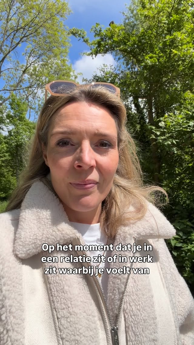 Top die 🏍️ haha! Anyway: Als je in een situatie/werk/relatie zit die niet meer past bij het seizoen van je leven waar je nu bent. En je bent niet meer blij, maar vermoeid en gefrustreerd?
Je mind geeft je vaak dit advies:
‘Stop de externe factor die je energie kost: bijv. dus stop met die baan’ ➡️ ‘OMG wat ga je dan wèl doen?’ ➡️ ‘Die vraag is toooooo big, daar moet je langer over nadenken’
Resultaat: Je blijft in dezelfde draining energie.
See the loop? De automatische stappen van de mind zijn niet altijd ‘logisch’ of helpend.
Beginnen met je interne factoren updaten aan het seizoen van je leven waar je nu bent, verandert je energie wèl.
Jezelf toestemming geven om meer van je waarden te leven die passen bij de vrouw die je NU bent. Ik leg het je uit in mijn nieuwe podcast: #78 The Energy Update. Enjoy! X