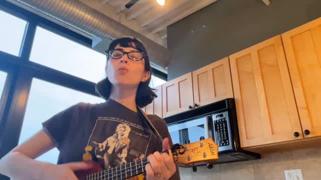 When the hubby is away at juggle jam I can learn love songs on the ukulele <3 I used to sing “Halo” alone in my car when Eric and I were just friends and I had a big (not-so-secret) secret crush on him! #beyoncé #halo #ukulele #love