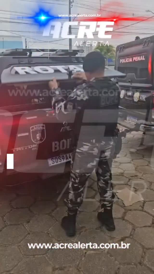 O Batalhão de Operações Especiais (BOPE), por meio da Companhia ROTAM, prendeu na noite desta segunda-feira (18) E. S. Rodrigues, de 21 anos, suspeito de tráfico de drogas durante uma ação no bairro Bahia Nova, na Rua Pedro Vaz de Caminha, em Rio Branco.
Segundo a Polícia Militar, a guarnição realizava patrulhamento tático quando passou pela região do bairro Carandá e avistou um indivíduo em frente a uma residência já conhecida como ponto de venda de entorpecentes.
Ao perceber a aproximação da viatura, o suspeito tentou entrar rapidamente no imóvel, mas foi abordado pelos policiais. Durante a revista, os militares constataram que ele carregava uma sacola com drogas e também encontraram dinheiro trocado, compatível com a comercialização de entorpecentes.
📌 Material apreendido: 🔹 30 trouxinhas aparentando ser cocaína (aprox. 28g)
🔹 16 pedras aparentando ser crack (aprox. 10g)
🔹 7 invólucros aparentando ser maconha (aprox. 14g)
🔹 R$ 40,00 em dinheiro
O suspeito foi encaminhado à delegacia para os procedimentos cabíveis.
📲 matéria completa no site www.acrealerta.com.br�
#RioBranco #Acre #BOPE #ROTAM #PoliciaMilitar PMAC OperacaoPolicial TráficoDeDrogas Drogas SegurançaPública AcreAlerta NoticiaPolicial BahiaNova Carandá