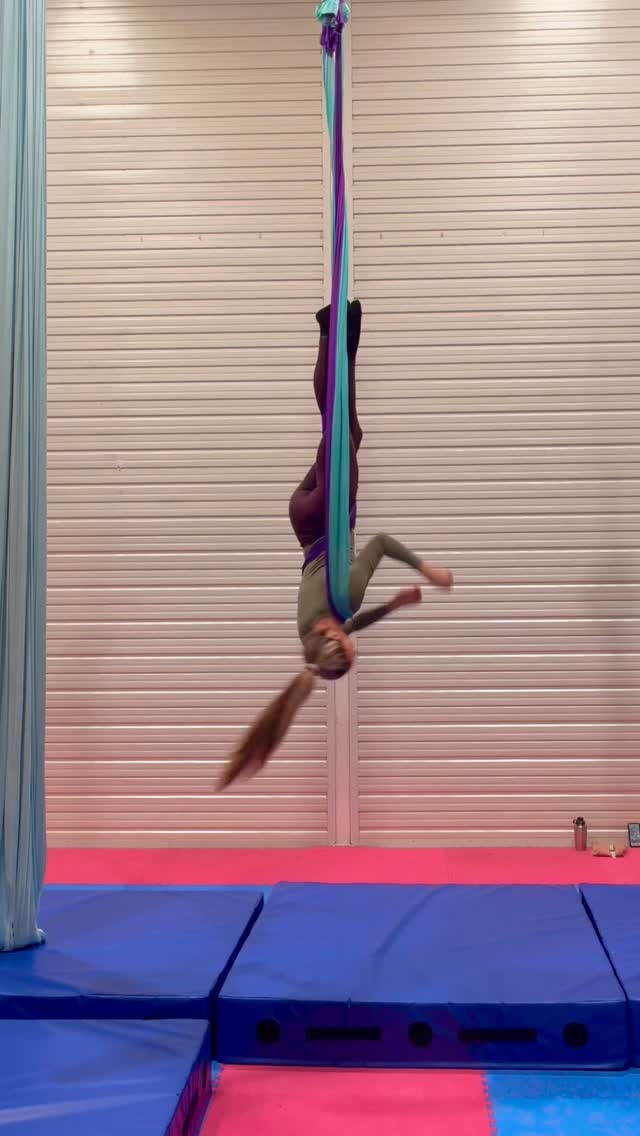 New hammock routine in progress 🎪 Thank you @laralaverdure - I can’t wait for next weeks’ class already✨
#queenstown #aerialhammock #aerialarts #aerialclass #circusclass